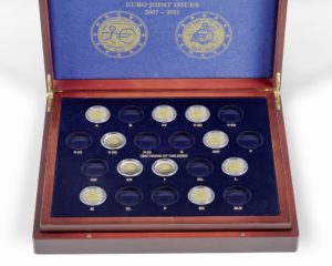 (MAT01.Cofméd&écr.Cof.341810) 2 euro commemorative coins 2007, 2009 & 2012 (open) (zoom)