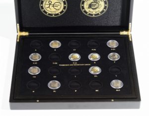(MAT01.Cofméd&écr.Cof.355665) 2 euro commemorative coins 2007, 2009 & 2012 (open) (zoom)