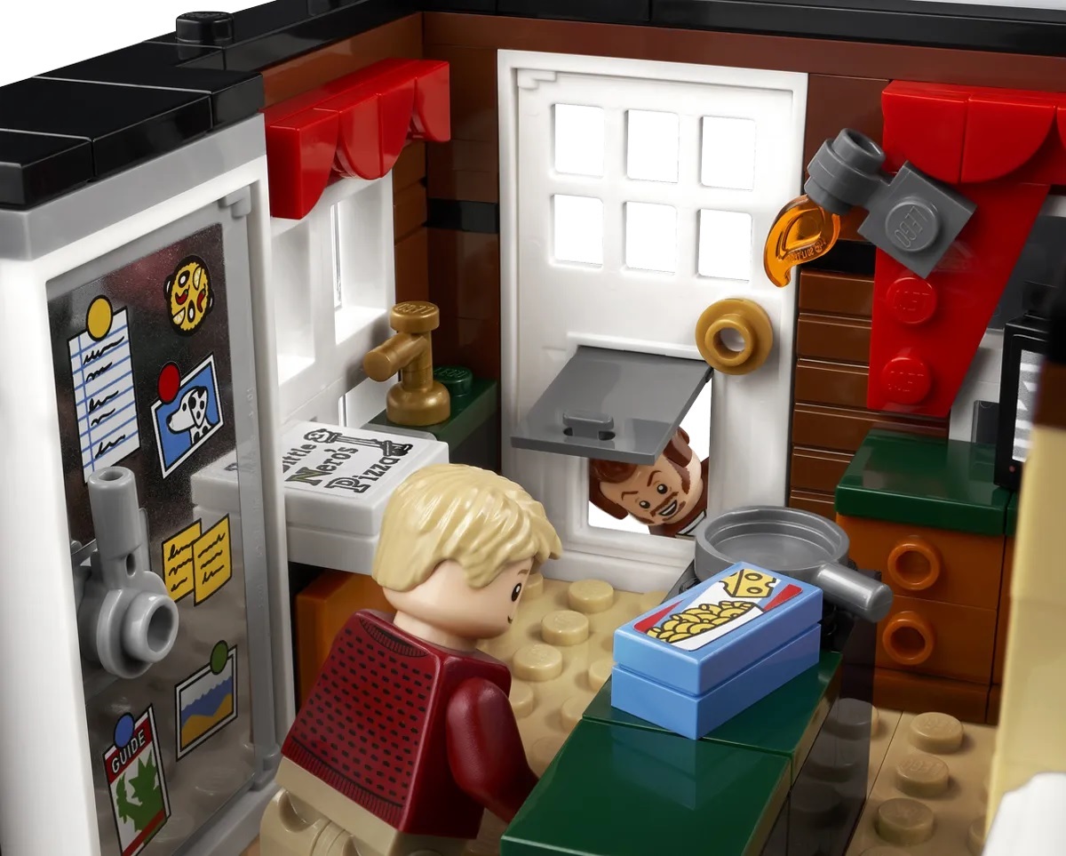 (Lego.Ideas.21330) LEGO Ideas - Home Alone (door) (zoom)