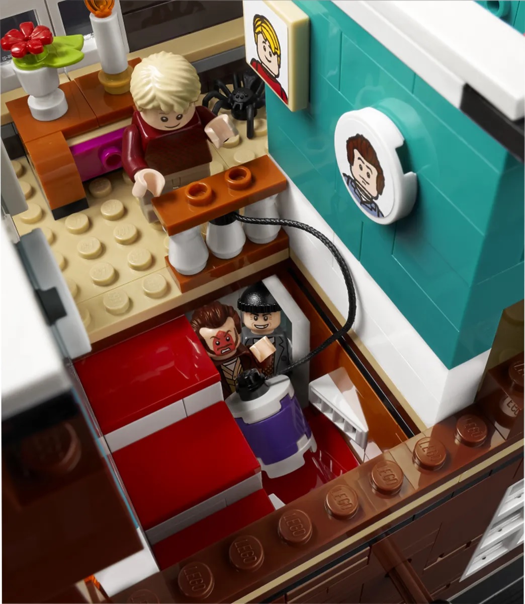 (Lego.Ideas.21330) LEGO Ideas - Home Alone (stairs) (zoom)