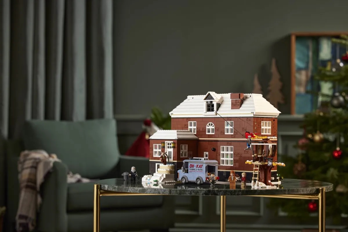 (Lego.Ideas.21330) LEGO Ideas - Home Alone (view on house and characters) (zoom)