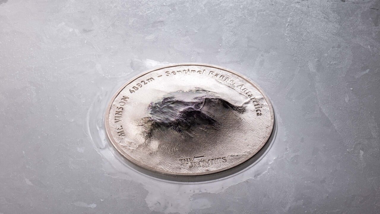 (W099.25.D.2022.30055) Cook Islands 25 $ Mount Vinson 2022 - BU silver (blog illustration) (zoom)