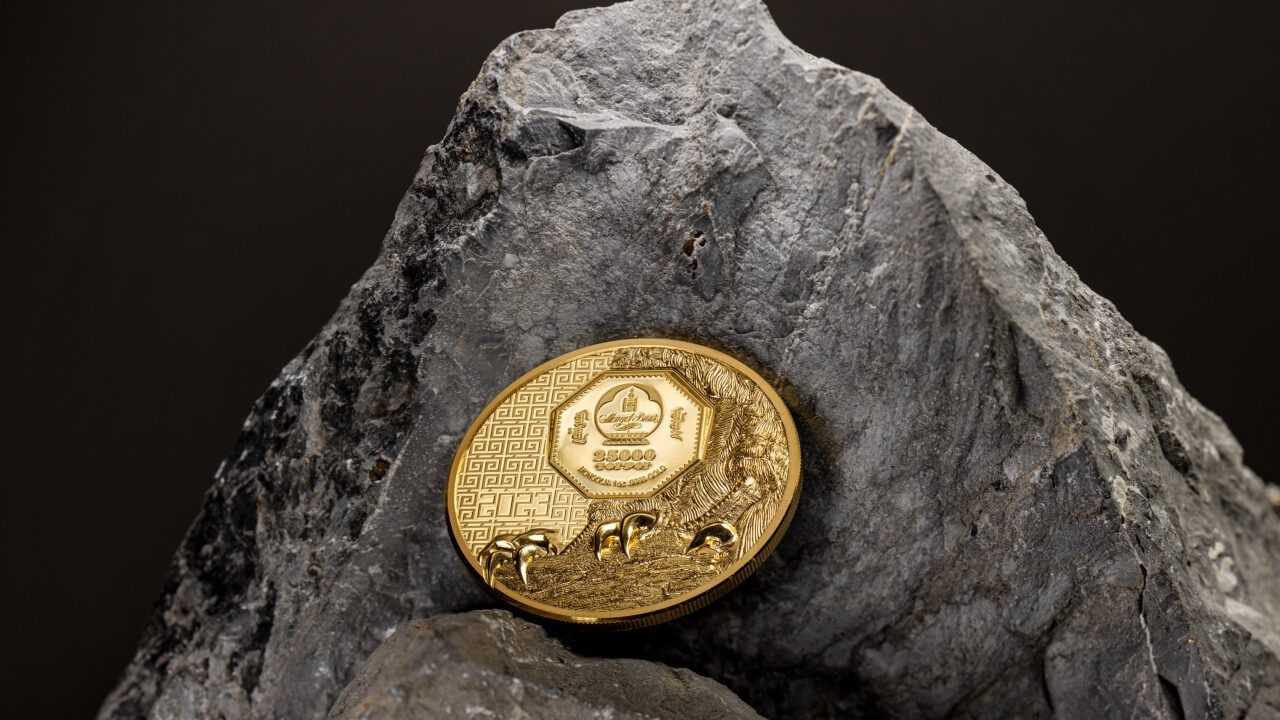 (W151.25000.Tögrög.2023.30286) 25000 Tögrög Mongolia 2023 1 ounce Proof gold - Saker Falcon (blog illustration) (zoom)