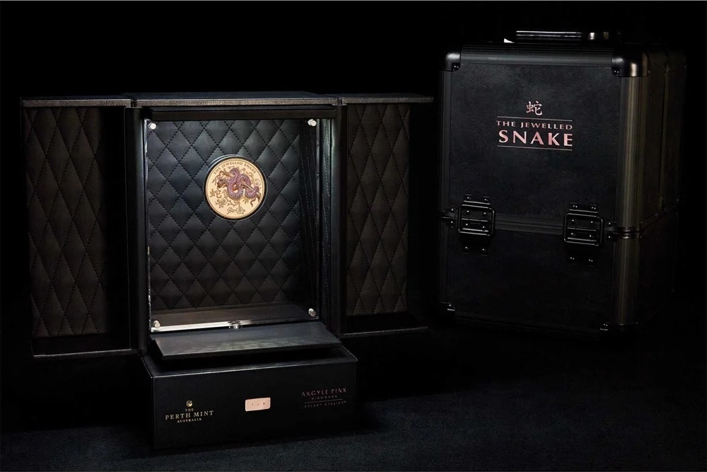 (W017.2500.D.2023.23P70AAA) 2500 $ Australia 2023 10 ounces Proof gold - Jewelled Snake (packaging) (zoom)