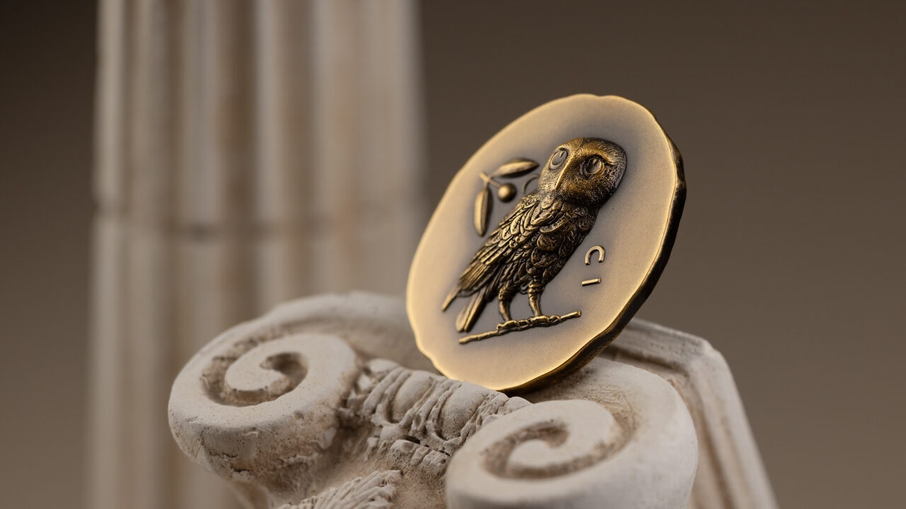 (W099.250.D.2023.30309) 250 Dollars Cook Islands 2023 1 oz Antique gold - Athena s Owl (blog illustration) (zoom)