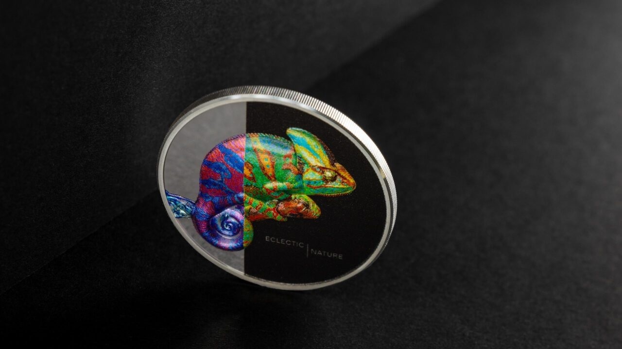 (W099.5.D.2023.30373) Cook Islands 5 $ Chameleon 2023 - Proof Ag (blog illustration) (zoom)