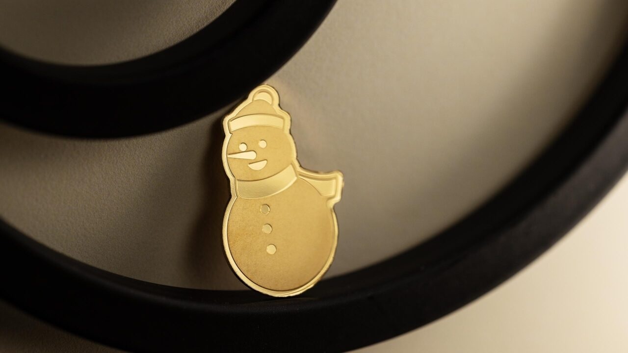 (W168.1.1.D.n.d._2023_.30399) Palau 1 Dollar Snowman (2023) - Silk finish gold (blog illustration) (zoom)