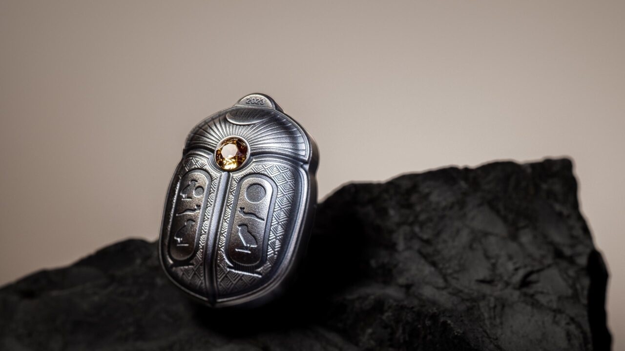 (W168.1.5.D.2023.30369) Palau 5 Dollars Scarab of Cheops 2023 - Antique silver (blog illustration) (zoom)