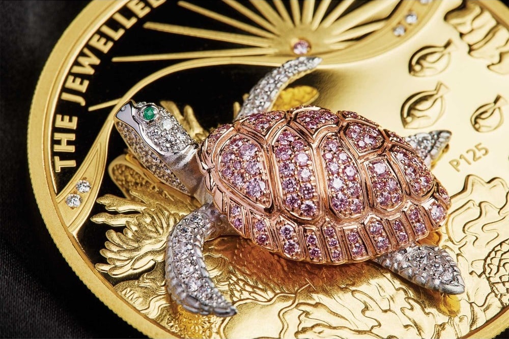 (W017.2500.D.2024.24R88AAA) 2500 Dollars Australia 2024 10 oz Proof gold - Jewelled Turtle (view on reptile) (zoom)