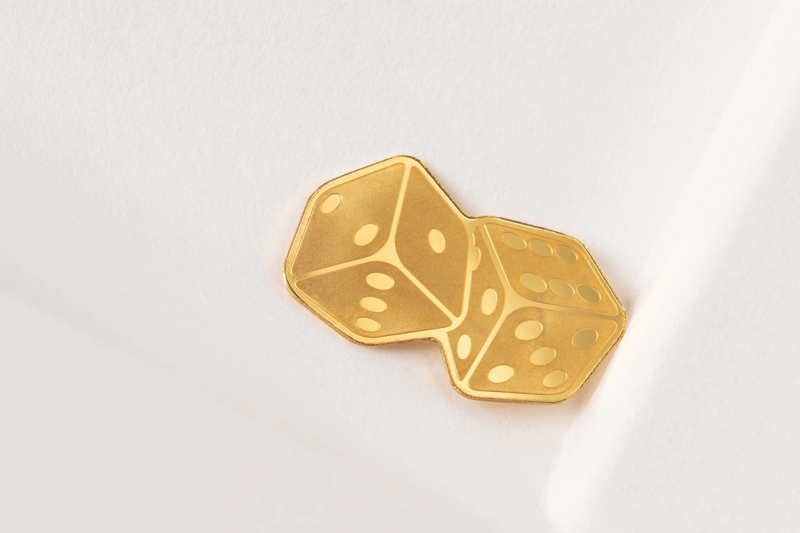 (W168.1.1.D.n.d._2024_.30685) Palau 1 Dollar Dice (2024) - Silk finish gold (blog) (zoom)